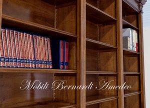 Libreria in stile classico da studio o biblioteca realizzata in legno massello con capitelli intagliati